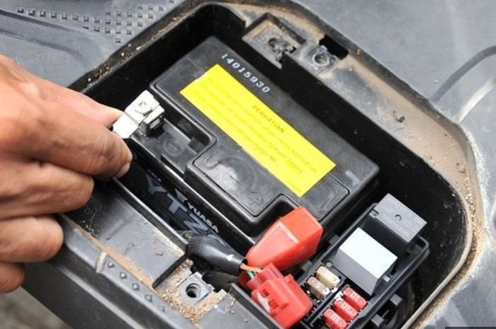 Ini Biang Kerok Penyebab Aki Motor Baru Diganti Tapi Sering Tekor